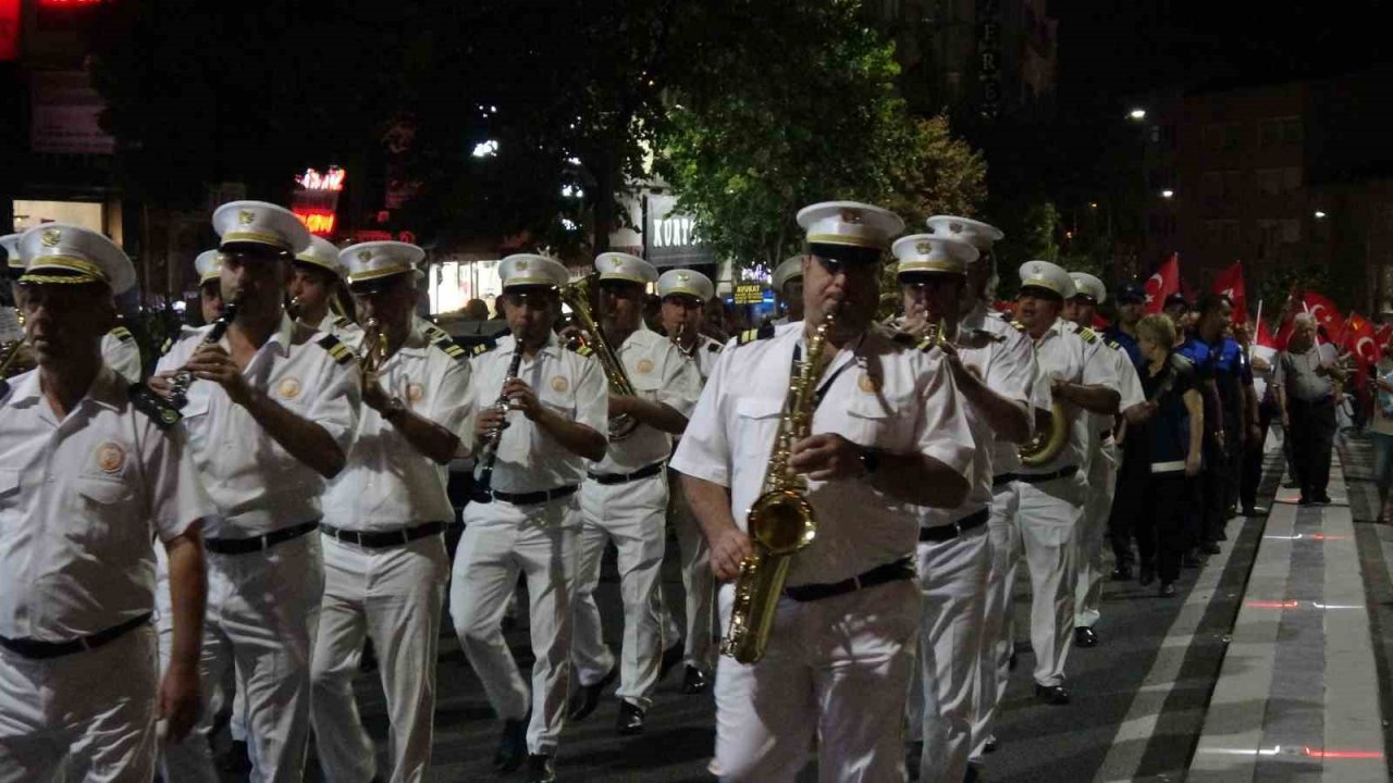 30 Ağustos Zafer Kutlamaları Burdur’da kortej yürüyüşü ve Sakiler konseri ile devam etti