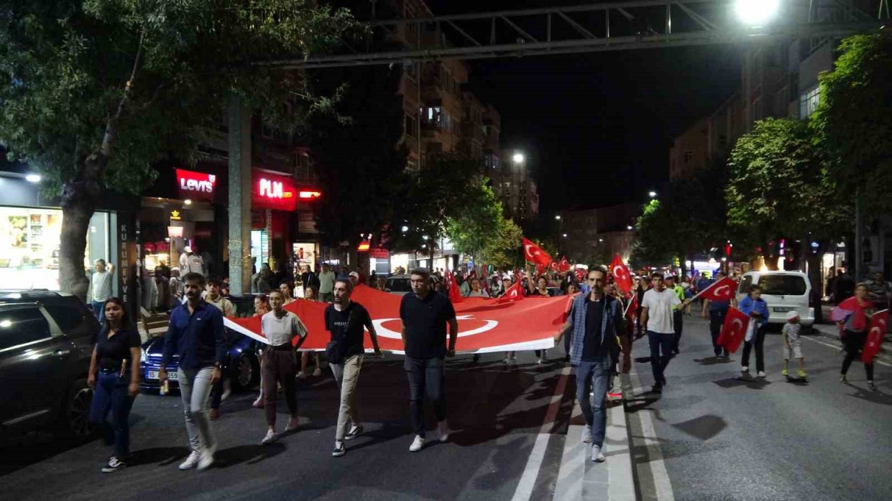 30 Ağustos Zafer Kutlamaları Burdur’da kortej yürüyüşü ve Sakiler konseri ile devam etti