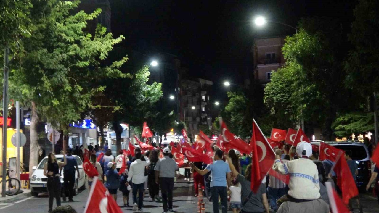 30 Ağustos Zafer Kutlamaları Burdur’da kortej yürüyüşü ve Sakiler konseri ile devam etti