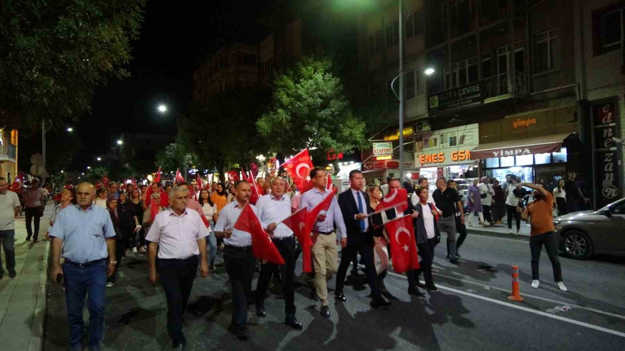 30 Ağustos Zafer Kutlamaları Burdur’da kortej yürüyüşü ve Sakiler konseri ile devam etti