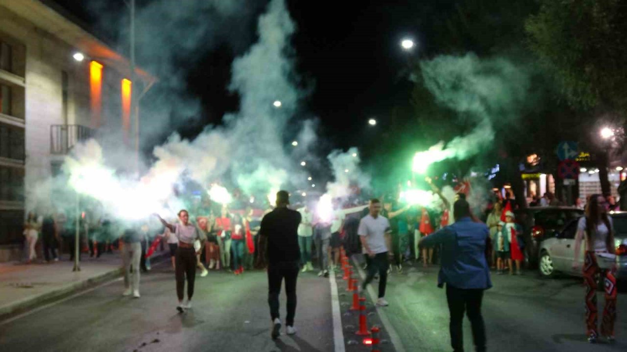 30 Ağustos Zafer Kutlamaları Burdur’da kortej yürüyüşü ve Sakiler konseri ile devam etti