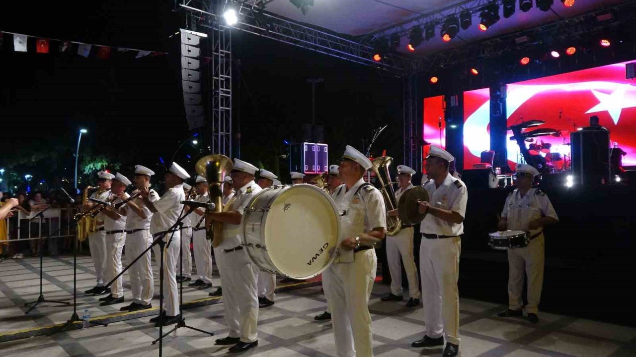 30 Ağustos Zafer Kutlamaları Burdur’da kortej yürüyüşü ve Sakiler konseri ile devam etti