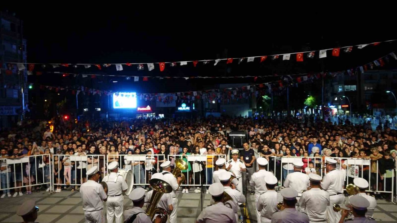 30 Ağustos Zafer Kutlamaları Burdur’da kortej yürüyüşü ve Sakiler konseri ile devam etti