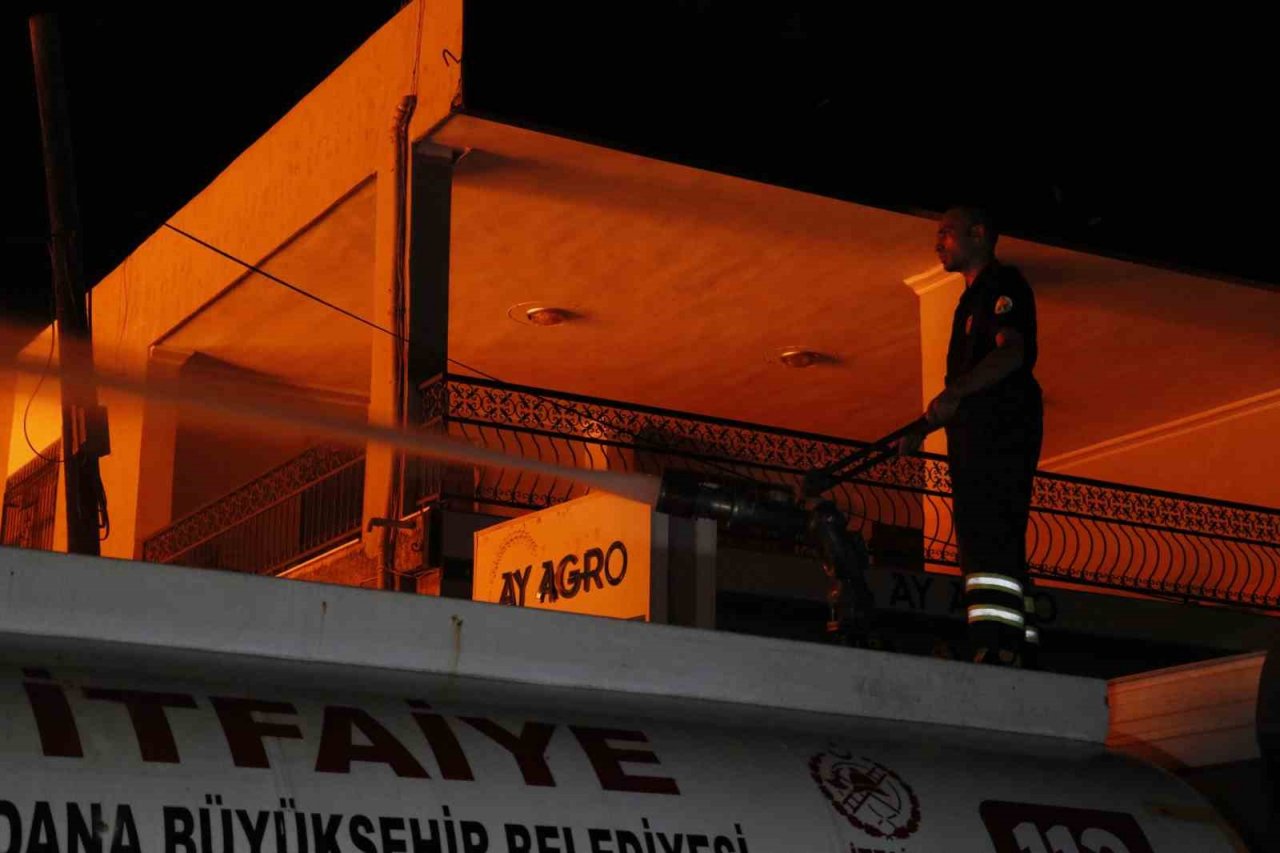 Adana’da palet deposu alevlere teslim oldu