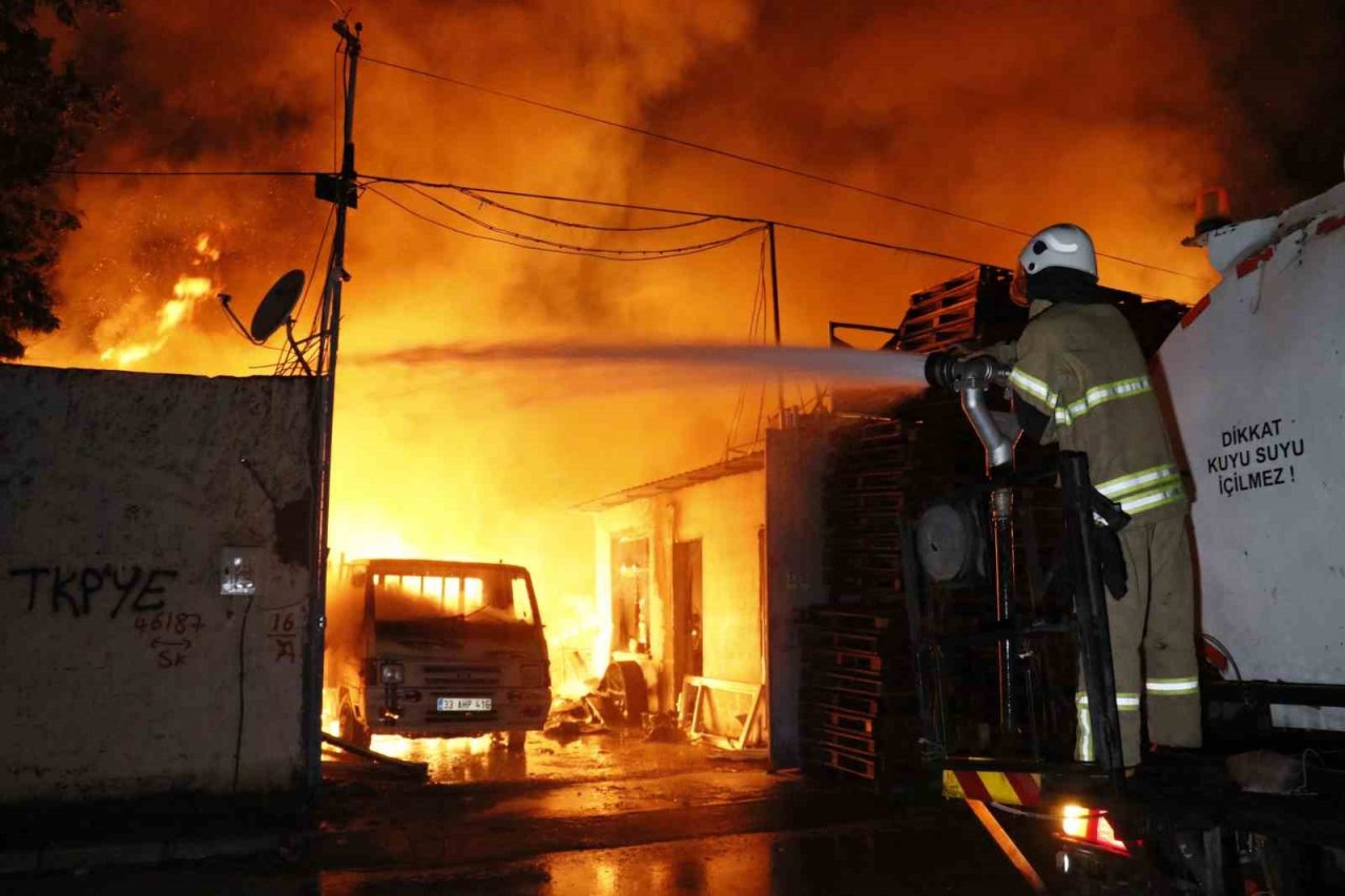 Adana’da palet deposu alevlere teslim oldu