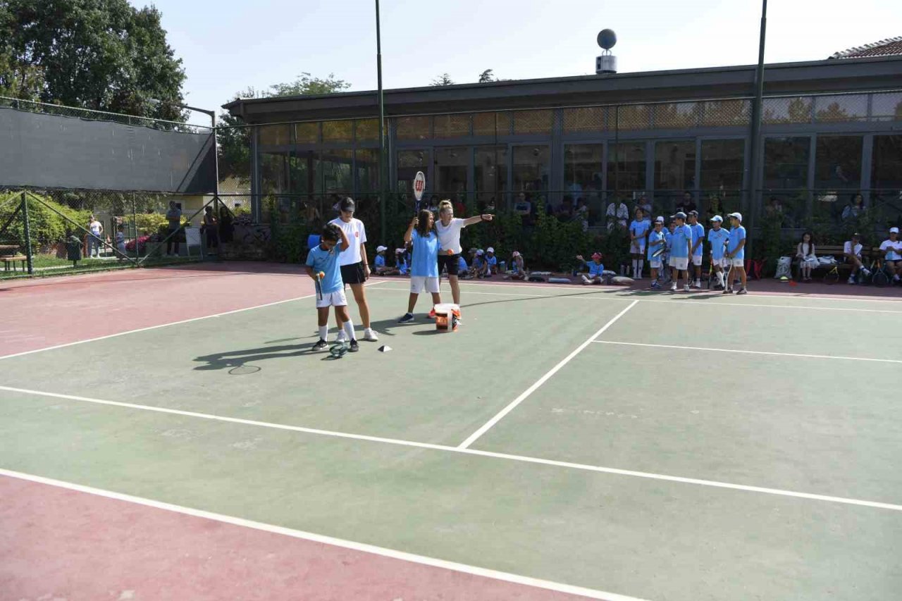 Minik tenisçiler hünerlerini sergiledi