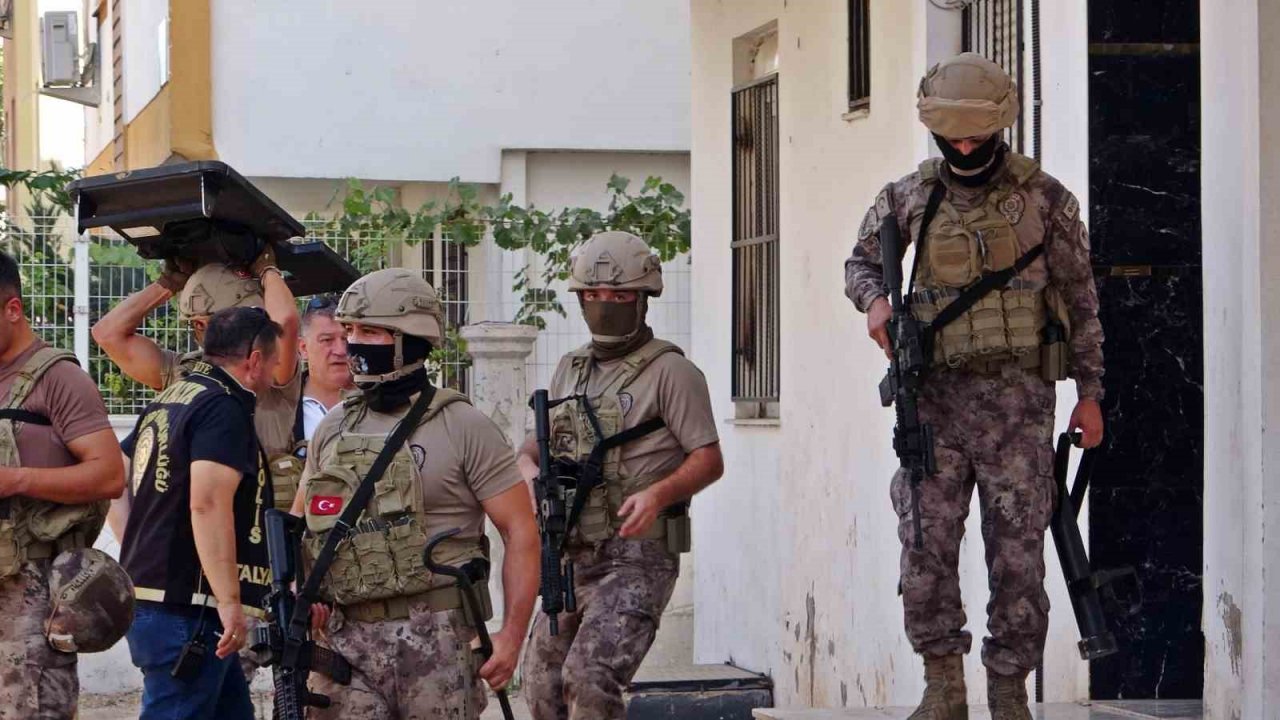 Kapılar koçbaşıyla kırıldı, evlerinden çöp atmaya çıkanlar dahi didik didik arandı