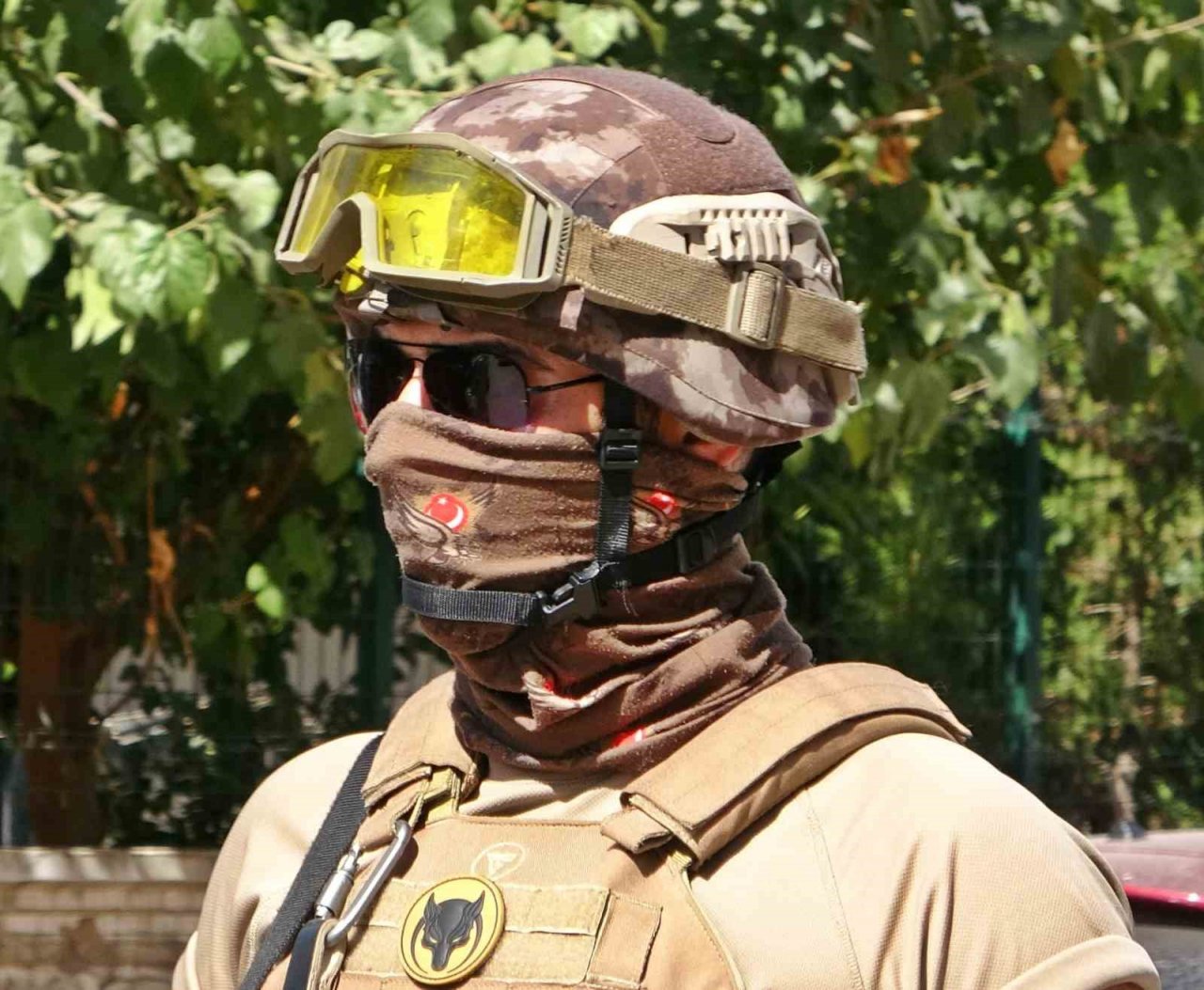 Kapılar koçbaşıyla kırıldı, evlerinden çöp atmaya çıkanlar dahi didik didik arandı