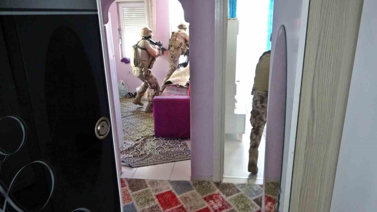 Kapılar koçbaşıyla kırıldı, evlerinden çöp atmaya çıkanlar dahi didik didik arandı