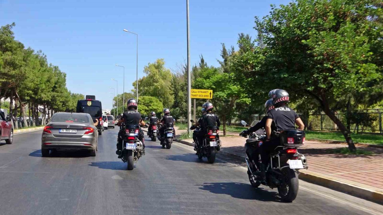 Kapılar koçbaşıyla kırıldı, evlerinden çöp atmaya çıkanlar dahi didik didik arandı