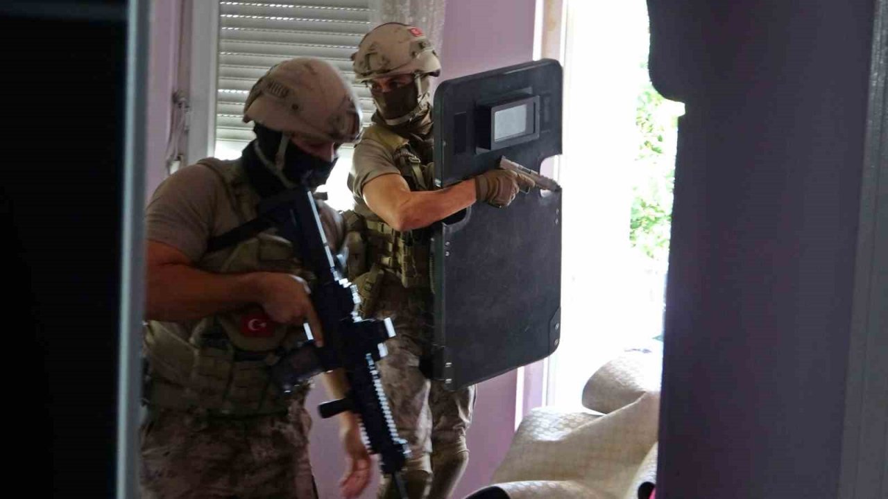 Kapılar koçbaşıyla kırıldı, evlerinden çöp atmaya çıkanlar dahi didik didik arandı