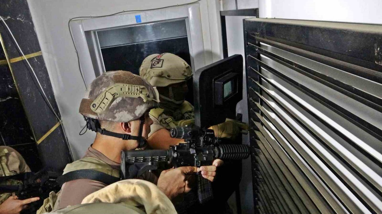 Kapılar koçbaşıyla kırıldı, evlerinden çöp atmaya çıkanlar dahi didik didik arandı