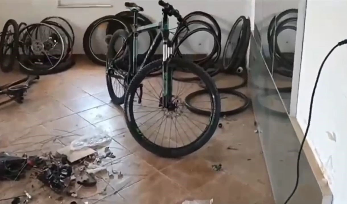 Çalıntı bisikletlerin rengini ve parçalarını değiştirip satmaya çalışırken yakalandılar