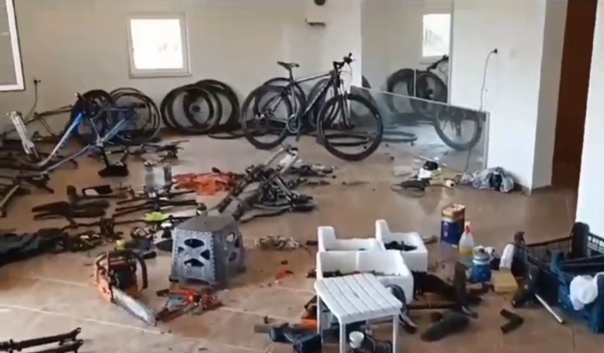 Çalıntı bisikletlerin rengini ve parçalarını değiştirip satmaya çalışırken yakalandılar