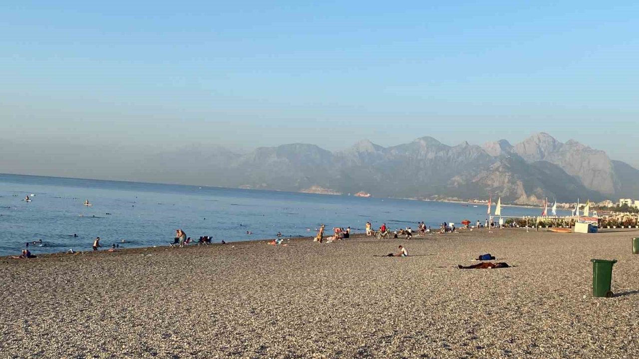 Dünyaca ünlü sahil sıcak sebebiyle açık hava oteline döndü