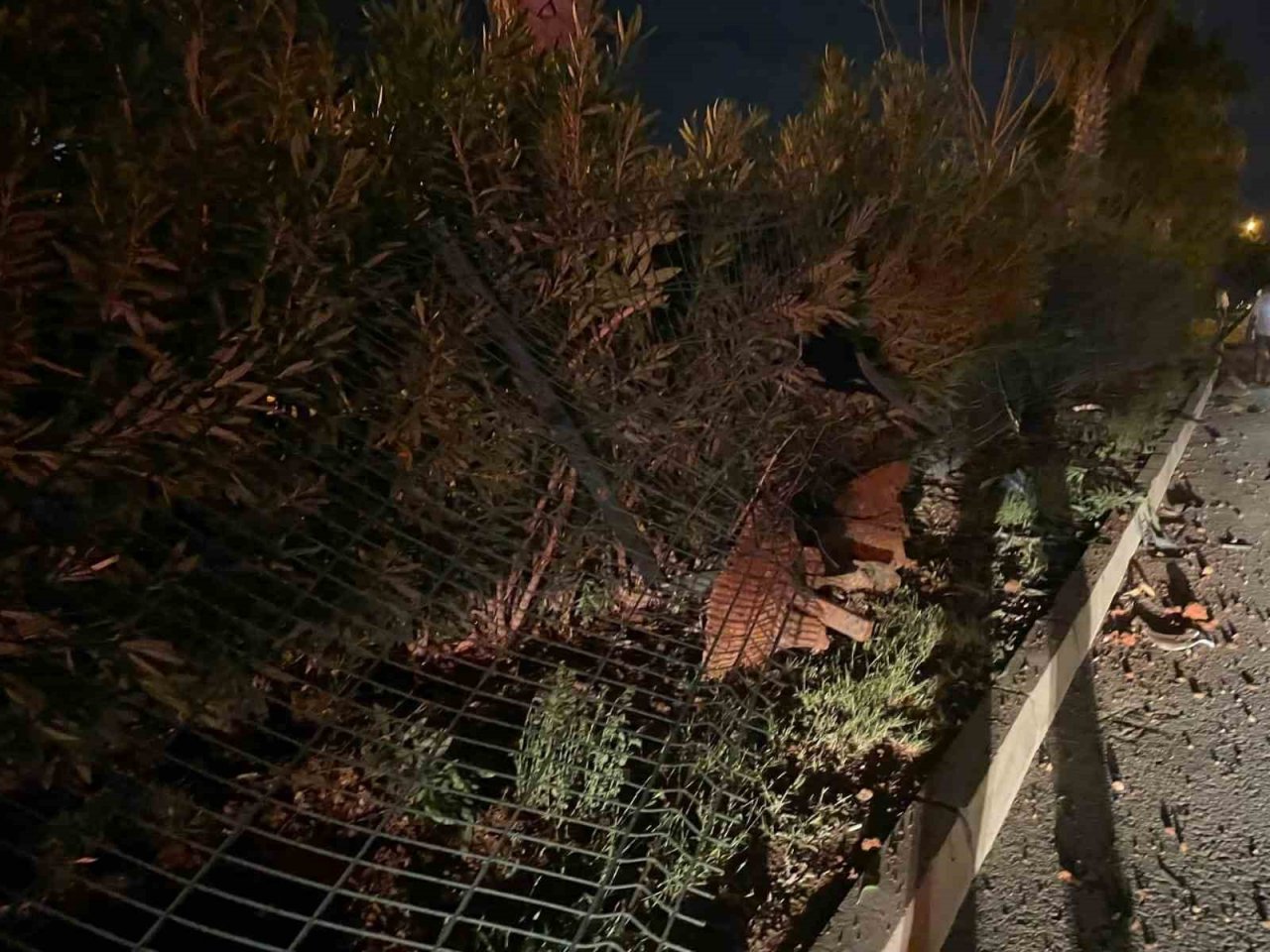 Kaza yapan sürücü aracı bırakıp kaçtı