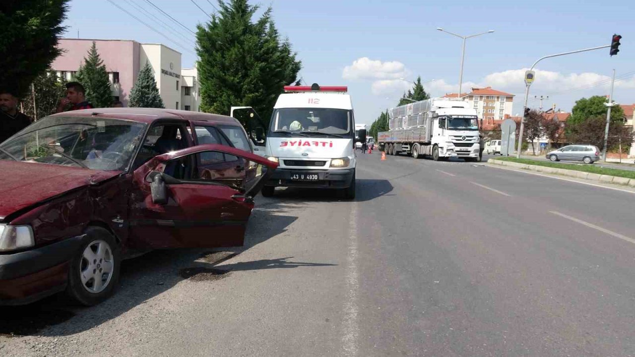 Tavşanlı’da otomobil ile güneş paneli yükle tır çarpıştı: 1 yaralı