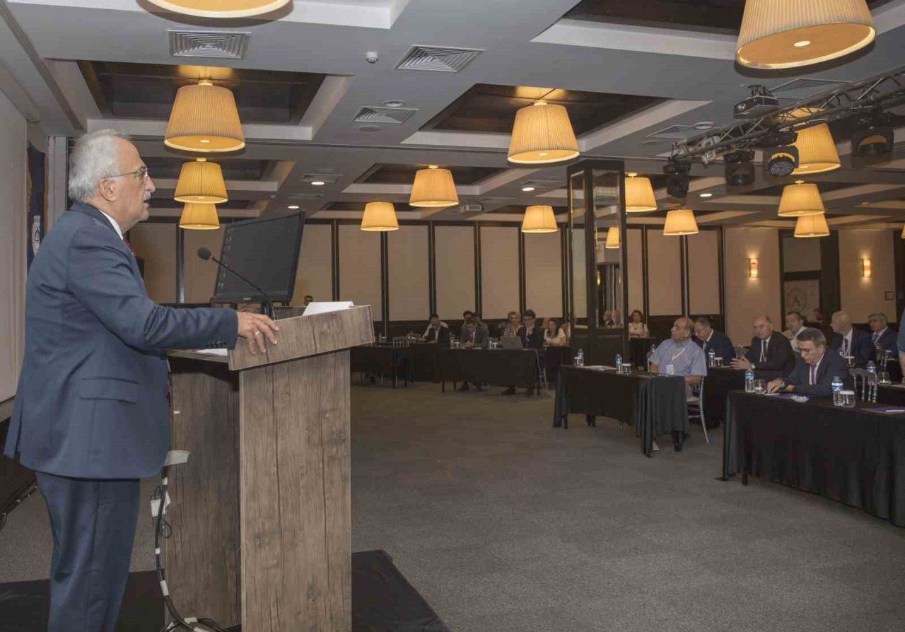 Rektör Çomaklı, Nöroşirürji Konferansına