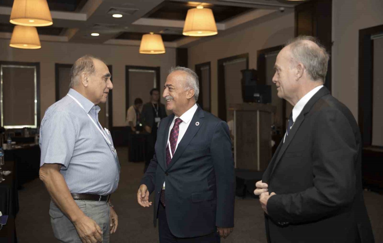 Rektör Çomaklı, Nöroşirürji Konferansına