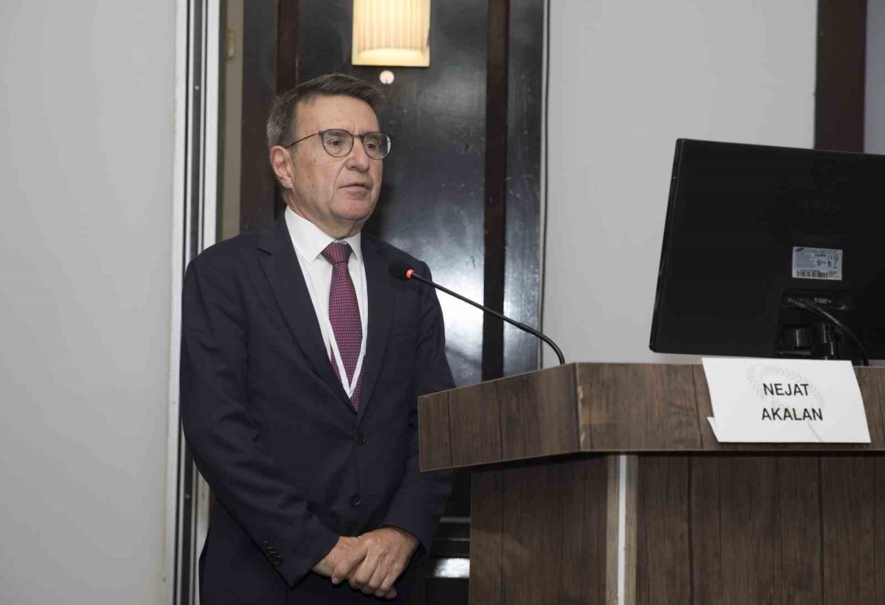 Rektör Çomaklı, Nöroşirürji Konferansına