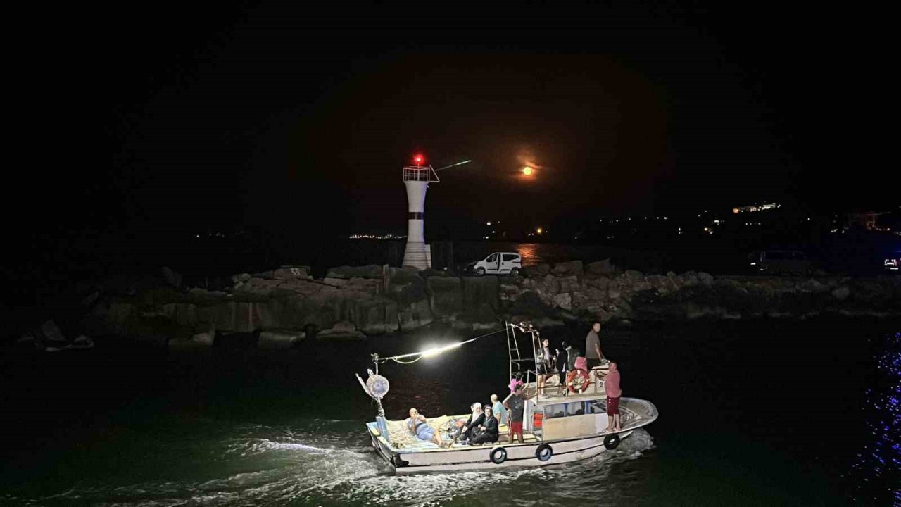 Balıkçılar dolunay eşliğinde “vira bismillah” dedi