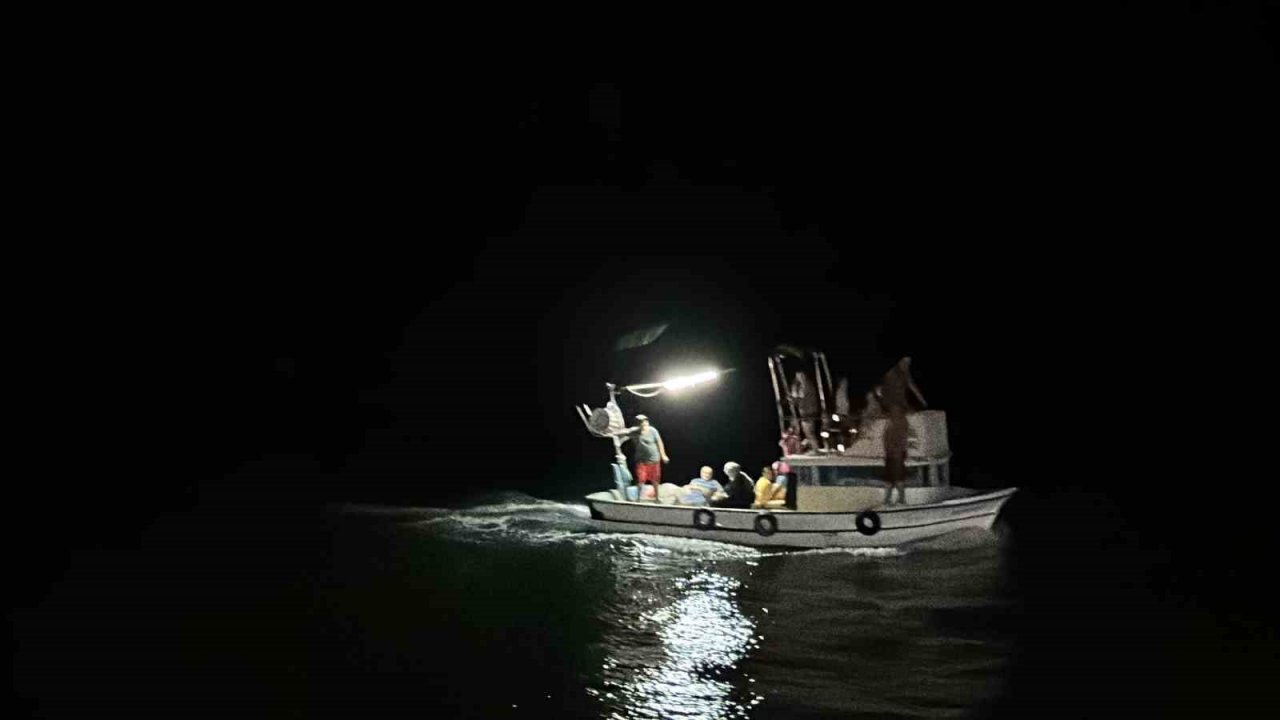 Balıkçılar dolunay eşliğinde “vira bismillah” dedi