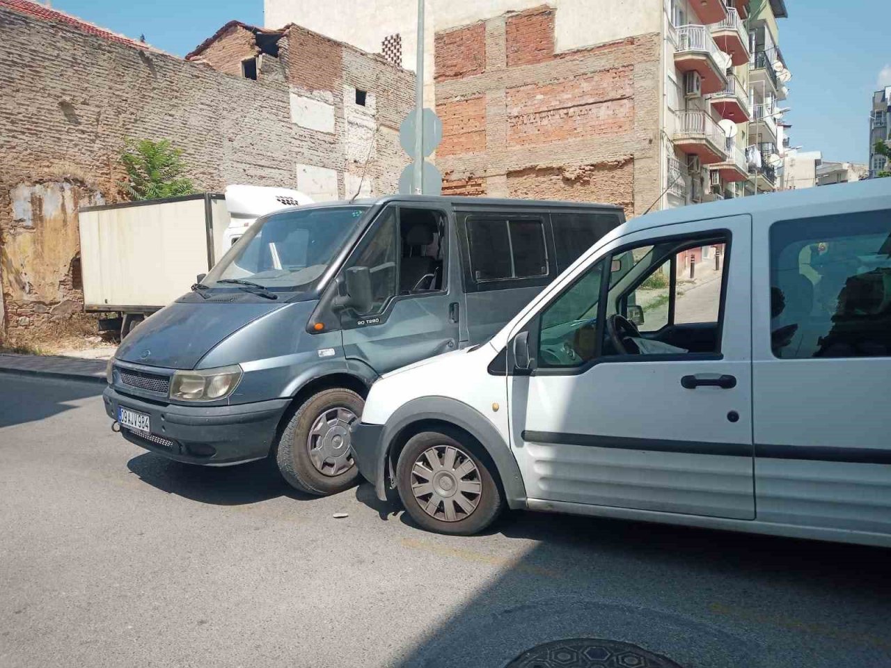 Mahkum taşıyan polis aracı kaza yaptı