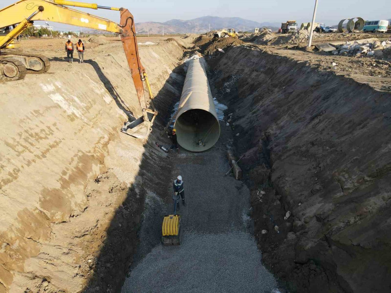 Koçarlı’da yer altına inen dev boruların montajı yapılıyor