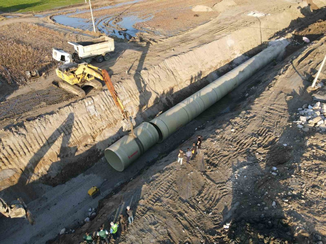 Koçarlı’da yer altına inen dev boruların montajı yapılıyor
