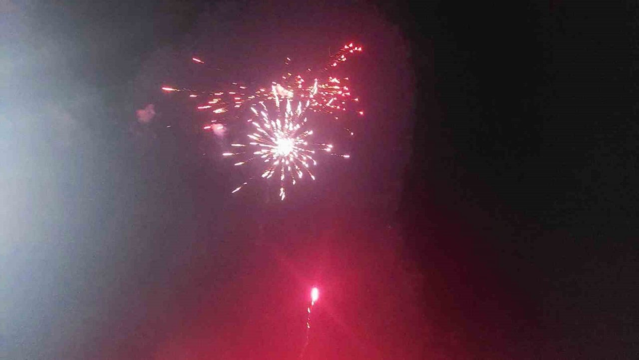 Balıkçılar geceyi gündüze çevirerek denize açıldı