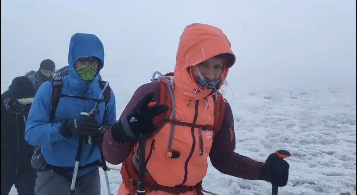 Dağcılar sis ve fırtınada Ağrı Dağı’na tırmandı