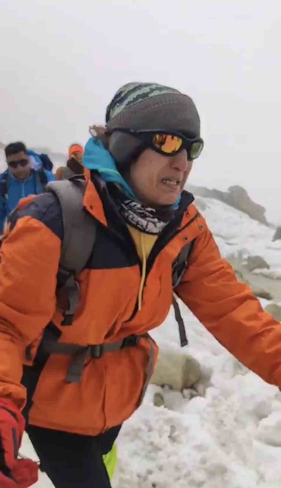 Dağcılar sis ve fırtınada Ağrı Dağı’na tırmandı