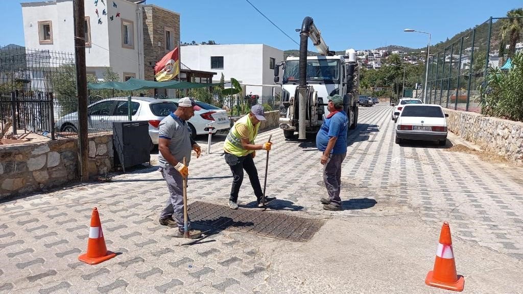 Belediyeden kanal açma ve temizlik çalışması
