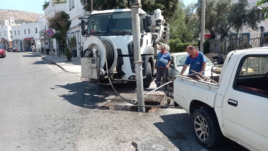 Belediyeden kanal açma ve temizlik çalışması