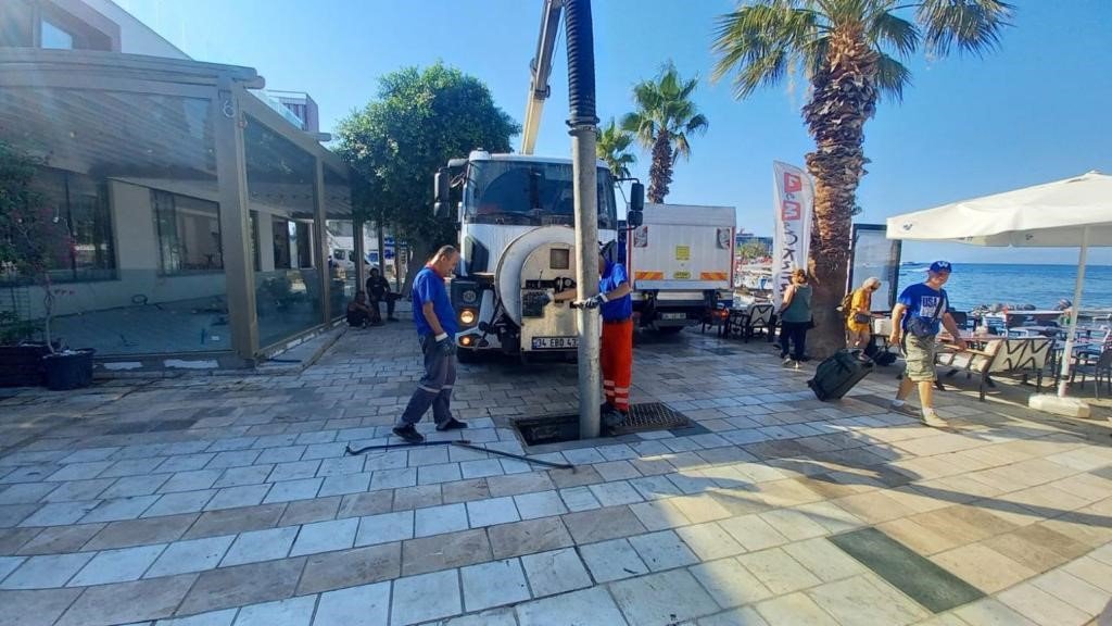 Belediyeden kanal açma ve temizlik çalışması