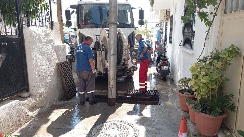 Belediyeden kanal açma ve temizlik çalışması