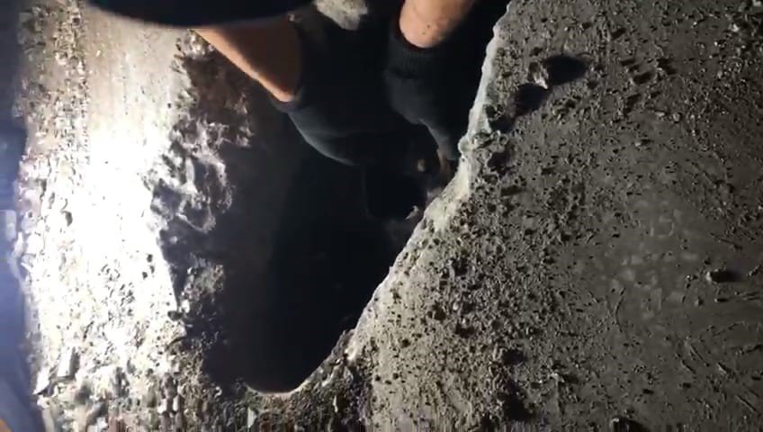 Yaramaz yavru köpek, darbeli matkapla kurtarıldı