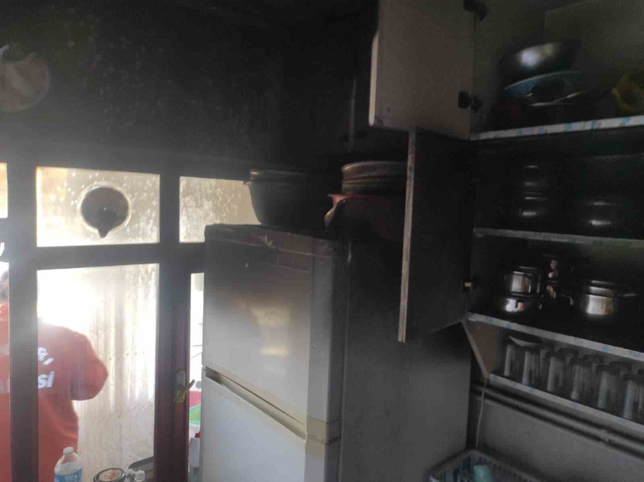 Mutfakta çıkan yangın evi küle çeviriyordu