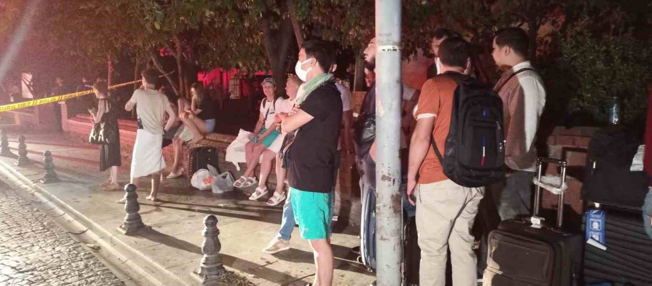 Fatih’te 5 katlı otelde yangın paniği: 40 kişi tahliye edildi