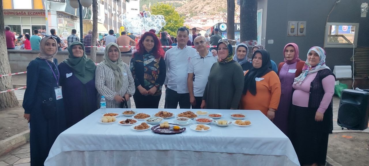 Hanımlar hünerlerini yöresel yemeklerle sergilediler