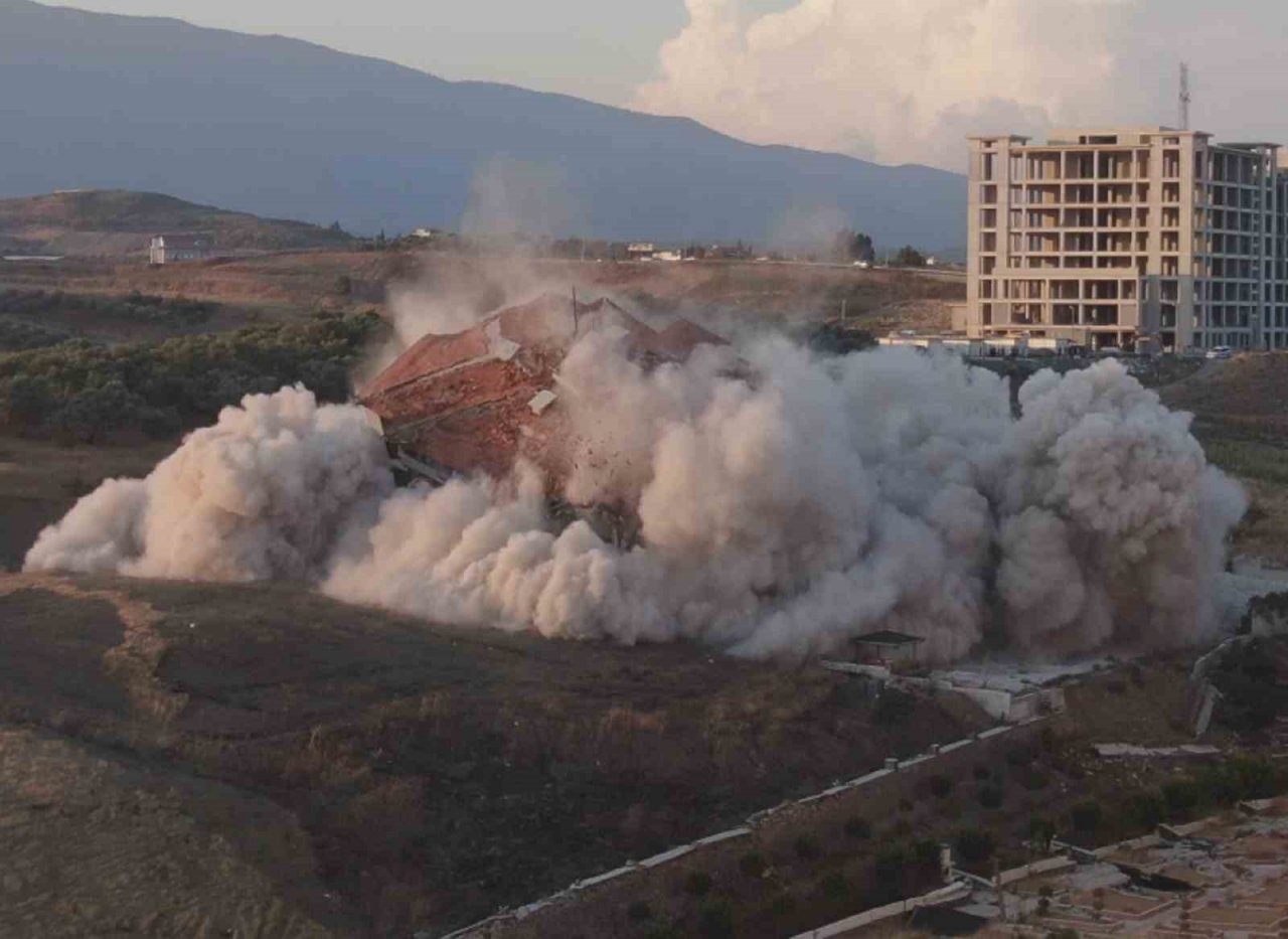 Milyonlar verip almışlardı, kağıt gibi yerle bir olan 15 katlı binadan geriye borç kaldı