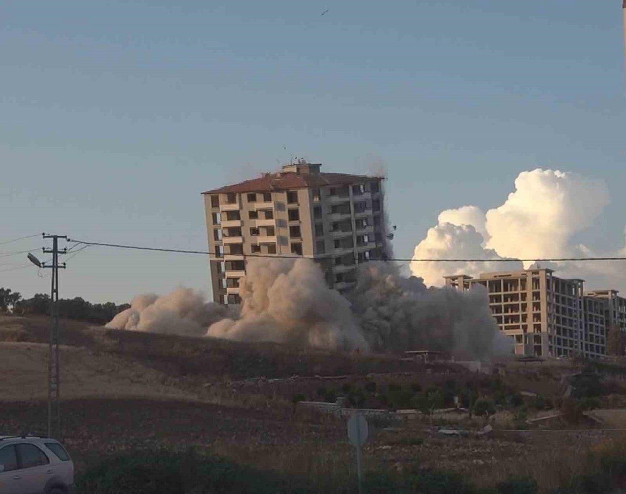 Milyonlar verip almışlardı, kağıt gibi yerle bir olan 15 katlı binadan geriye borç kaldı