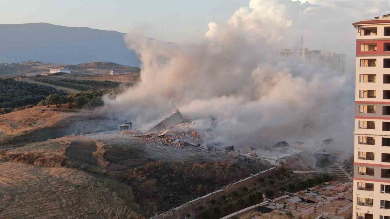 Milyonlar verip almışlardı, kağıt gibi yerle bir olan 15 katlı binadan geriye borç kaldı