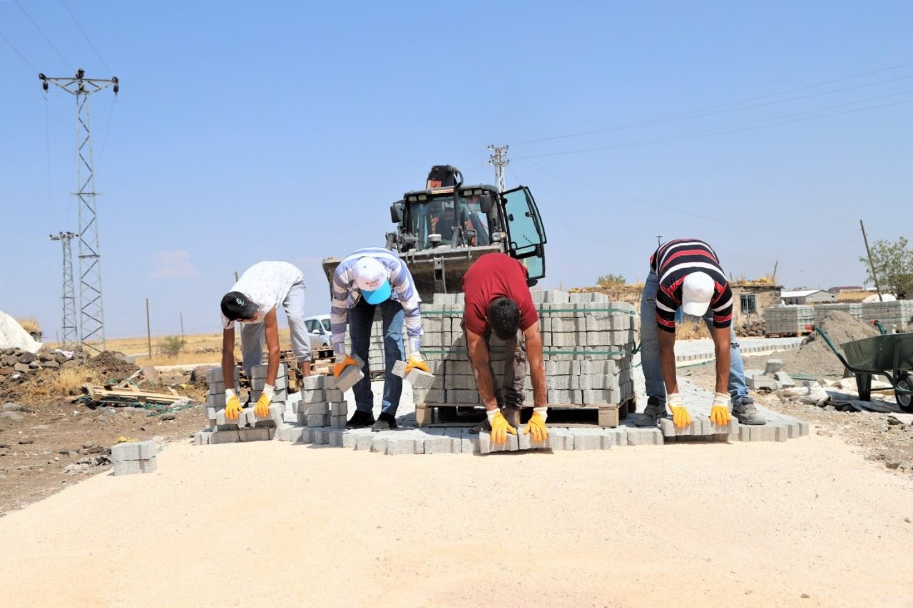 Ergani’de kilitli parke döşemeleri devam ediyor