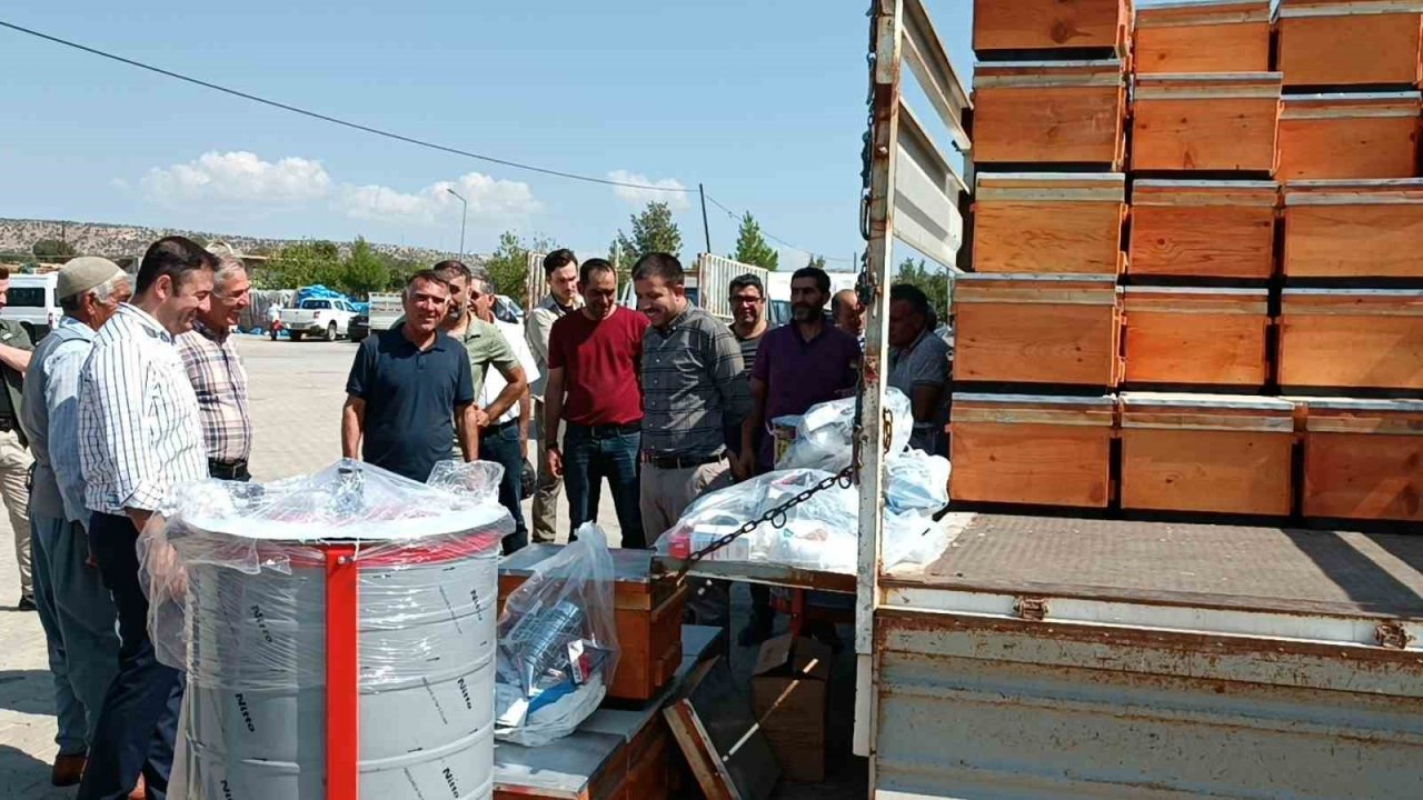 Dicle’de arı bağ ve meyve üreticilerine tarımsal makine desteği