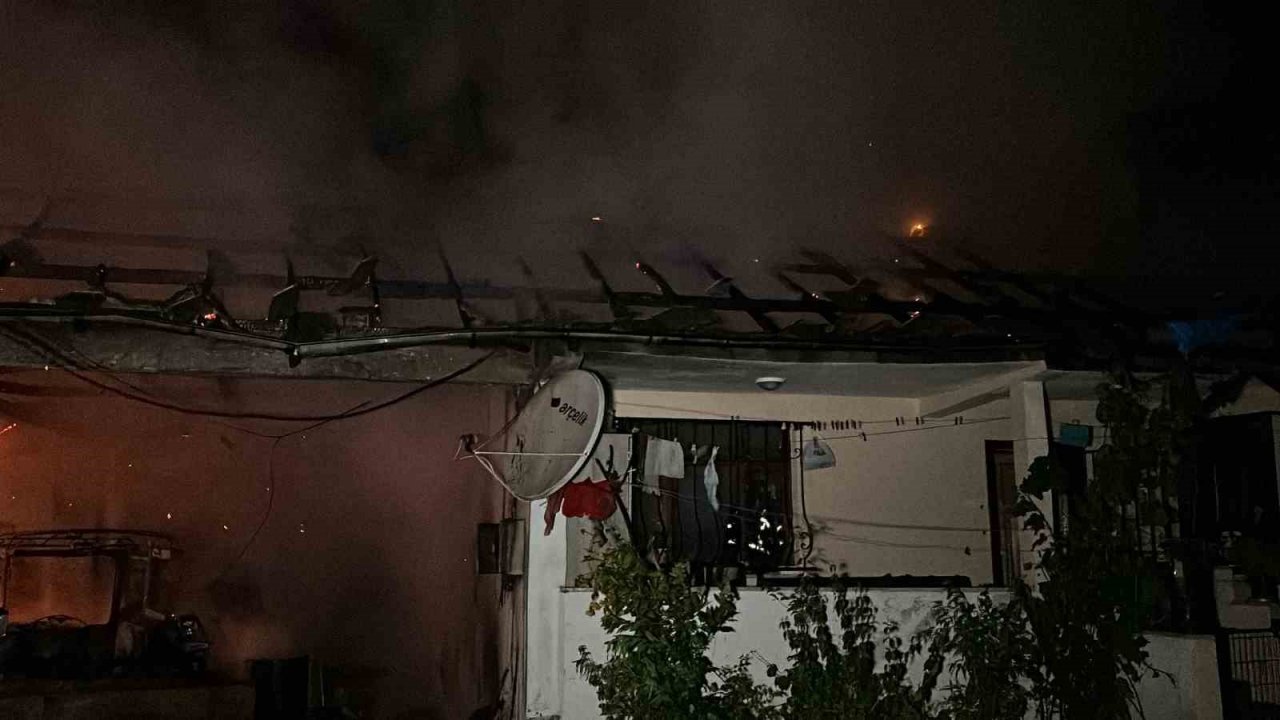 2 ev, 2 katlı samanlık, traktör ve motosiklet yangında küle döndü