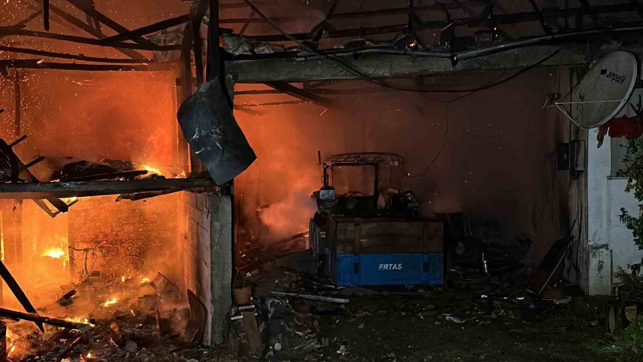 2 ev, 2 katlı samanlık, traktör ve motosiklet yangında küle döndü