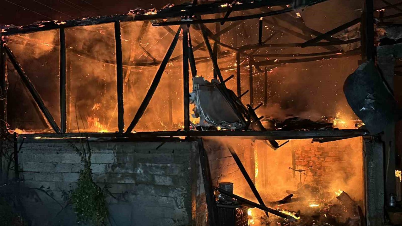 2 ev, 2 katlı samanlık, traktör ve motosiklet yangında küle döndü