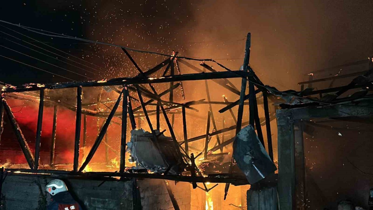 2 ev, 2 katlı samanlık, traktör ve motosiklet yangında küle döndü