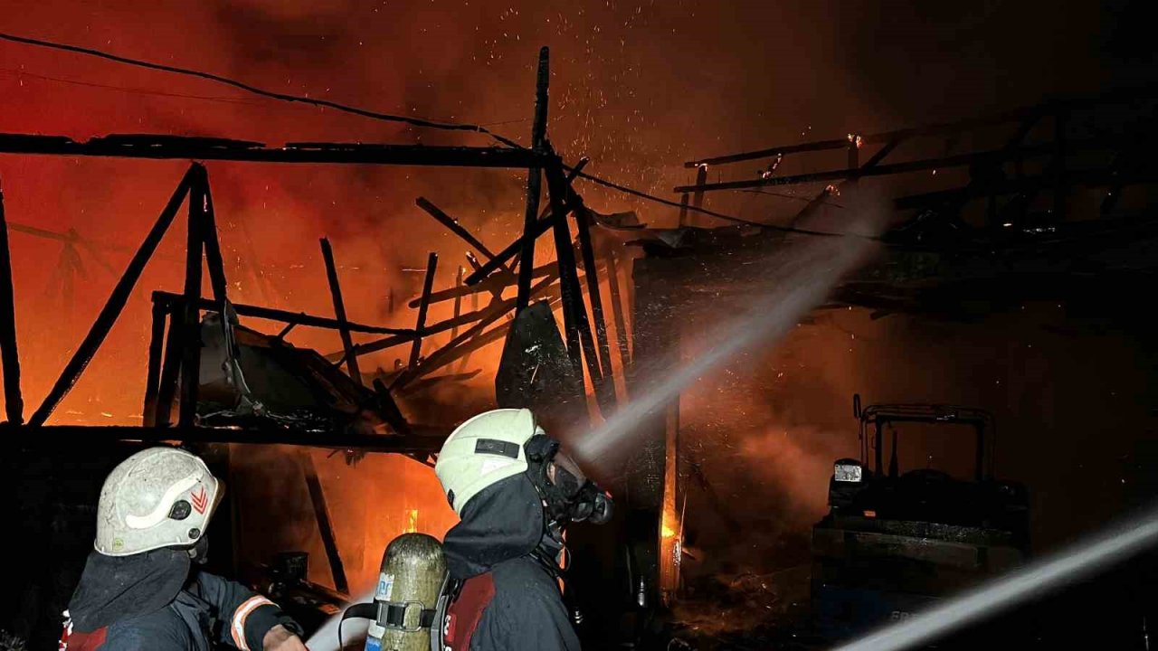 2 ev, 2 katlı samanlık, traktör ve motosiklet yangında küle döndü